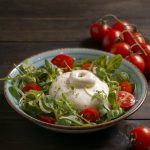 Салат с сыром и зеленью: свежесть и вкус в каждом кусочке
